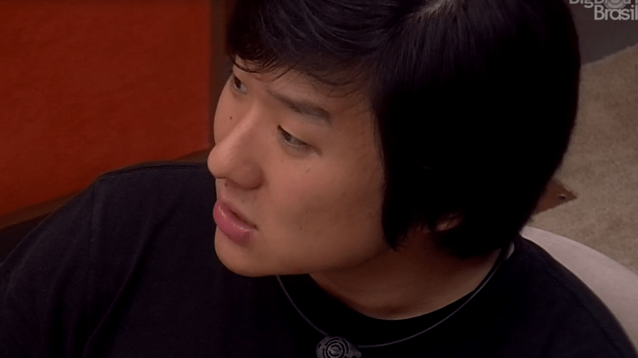 Pyong conversa com sisters no quarto do líder - Reprodução/Globoplay