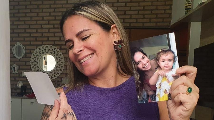 A avó, Luciana, mostra as fotos da filha e da neta, que moram em SP - Arquivo Pessoal