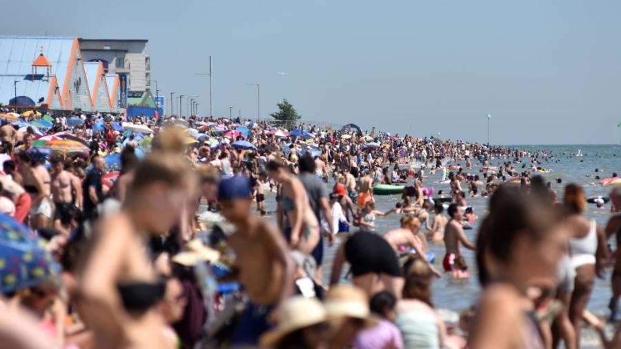 25/06 - Praia lotada em Southend-on-Sea, na Inglaterra - Getty Images