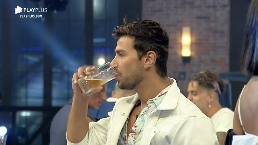 A Fazenda 2020: Mariano em festa "Likes" - Reprodução/PlayPlus