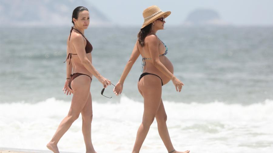 Gabriela Duarte e Talita Younan chegam a praia na Barra da Tijuca - Dilson Silva / AgNews