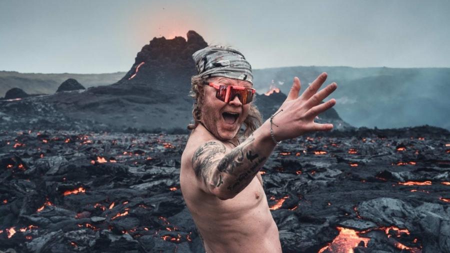 Sveinn Snorri Sighvatsson viralizou nas redes sociais após posar nu perto de erupção vulcânica na Islândia - Norris Niman