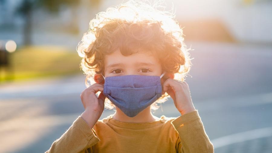 Famílias com crianças pequenas tentam preservá-las da pandemia - andreswd/Getty Images/iStockphoto