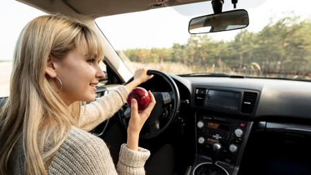 Motorista comendo enquanto dirige - Freestock - Freestock