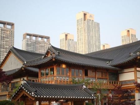 Em meio aos arranha-céus, você pode encontrar hanoks, a tradicional casa coreana - Getty Images