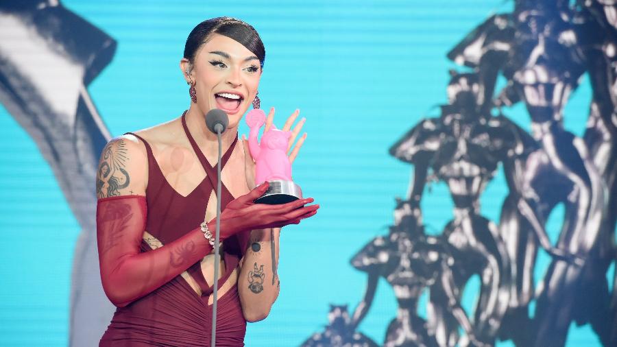 Pabllo Vittar recebendo prêmio no MTV Miaw - Cleiby Trevisan