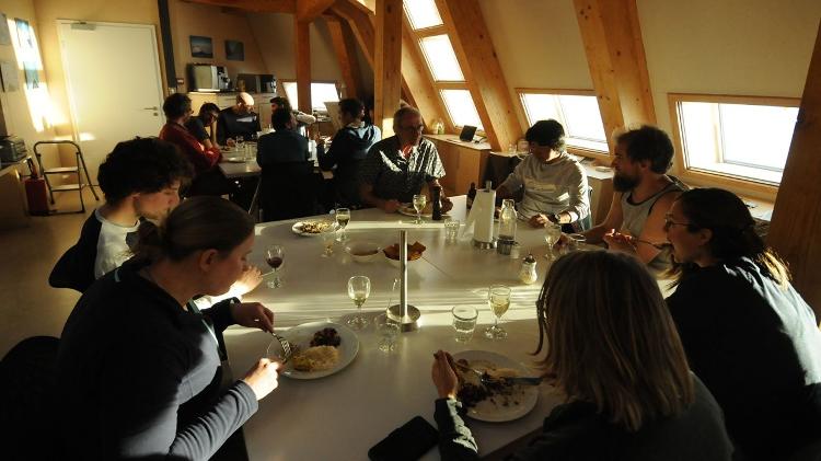 Thomas valoriza os momentos em que todos os colegas estão à mesa reunidos - Divulgação/International Polar Foundation - Divulgação/International Polar Foundation