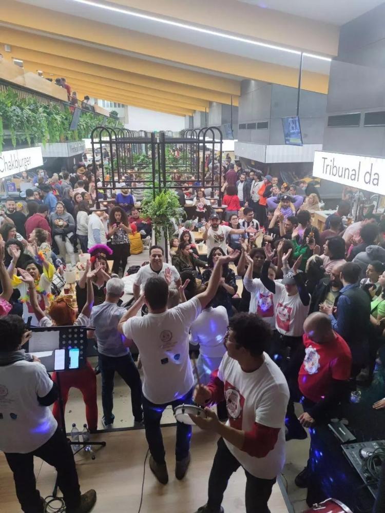 No Mercado Muncipal de Braga, foliões do Bloco Minho de Janeiro durante o Carnaval do ano passado - Divulgação - Divulgação