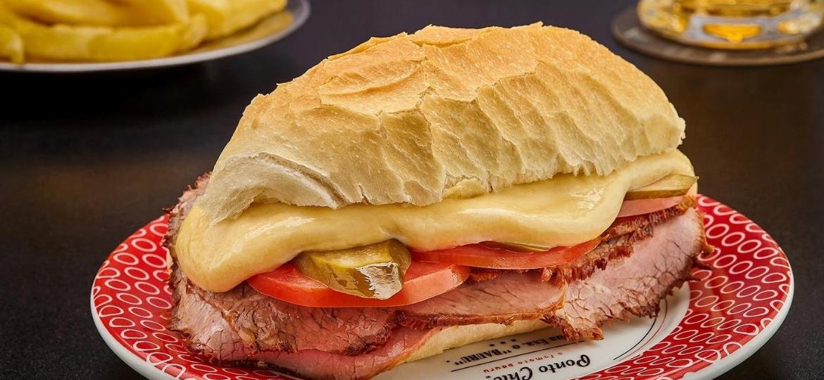 Lanche típico gaúcho, xis é gigante cheio de sabor. Prove receitas