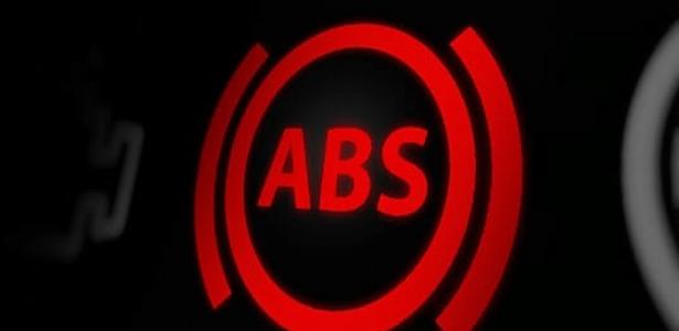 Luz do ABS: o que é preciso fazer quando alerta acende no painel do carro