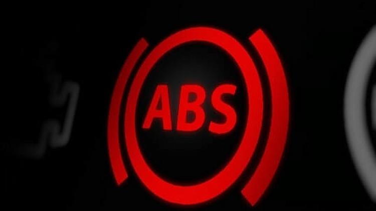 Freios ABS têm luz de advertência no painel; saiba o que fazer se alerta acender Freios ABS têm luz de advertência no painel; saiba o que fazer se alerta acender