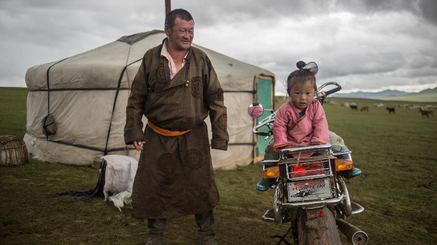 Homem e sua filha em acampamento nômade na Mongólia