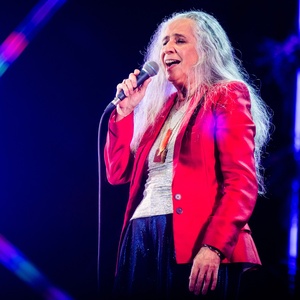 Maria Bethânia celebra 60 anos de palco
