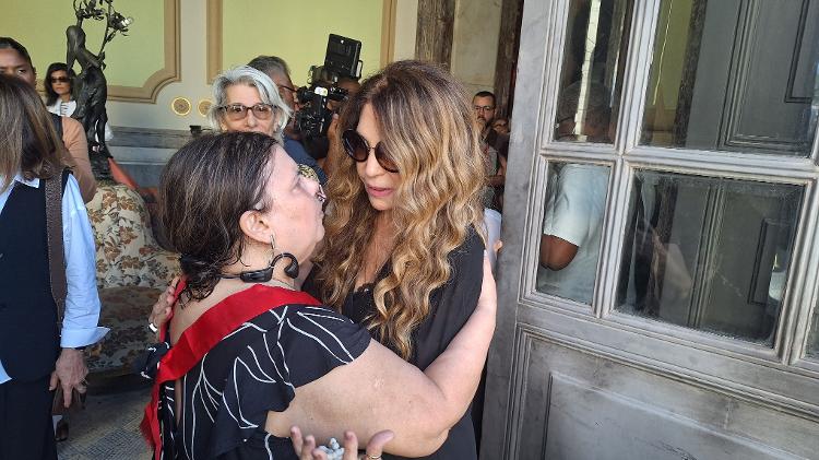 Elba Ramalho abraça Stella Teresa, filha de Nana Caymmi, no velório da cantora Elba Ramalho abraça Stella Teresa, filha de Nana Caymmi, no velório da cantora