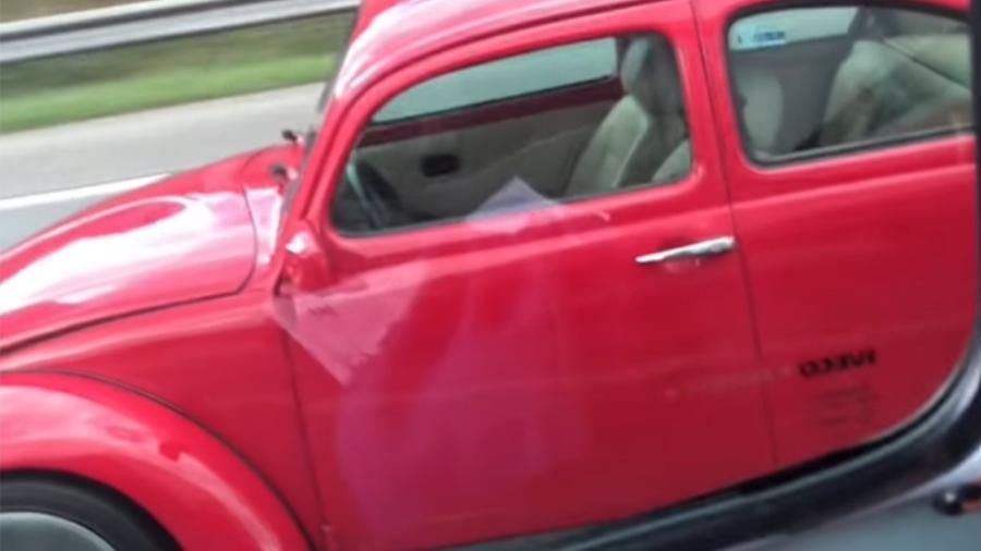 Fusca foi visto aparentemente rodando sem um motorista ao volante
