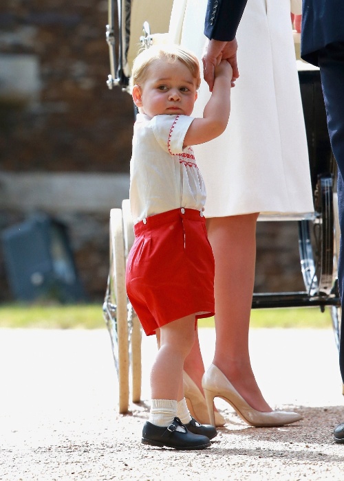 5.jul.2015 - Príncipe George de Cambridge chega com seus pais para o batizado de sua irmã Charlotte no igreja Santa Maria Madalena, em Sandringham, na Inglaterra