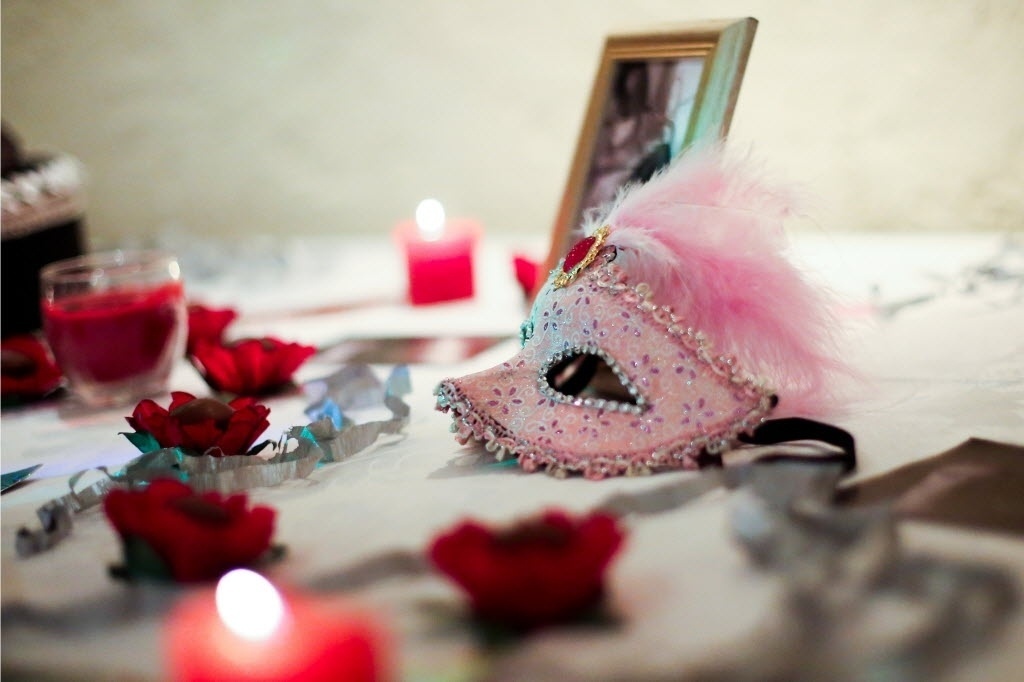 25;jul.2015 - Fãs de "Cinquenta Tons de Cinza" se divertem na Convenção 50 Tons de Grey, na Casa de Portugal, no bairro da Liberdade, em São Paulo. O evento rúne palestras, workshops, sessões de autógrafos, shows de música e dança que remetem ao universo sensual dos livros de E.L. James - Ricardo Matsukawa