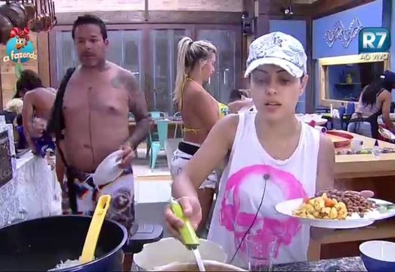 6.out.2015 - Li Martins faz um almoço simples, mas que agrada aos peões: carne, batata, arroz e feijão - Reprodução/Record