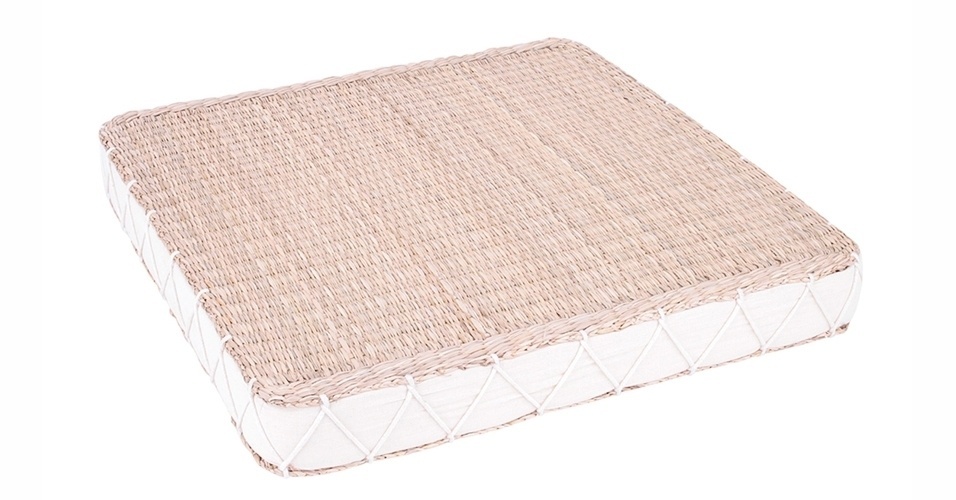 Com revestimento externo de fibra natural, o futon Hapro Seagrass é indicado para uso sobre bancos e cadeiras, em áreas de lazer e relaxamento como spas e varandas. A peça mede 40 cm x 40 cm, tem 3 cm de espessura e está disponível na na Etna (www.etna.com.br) - Divulgação
