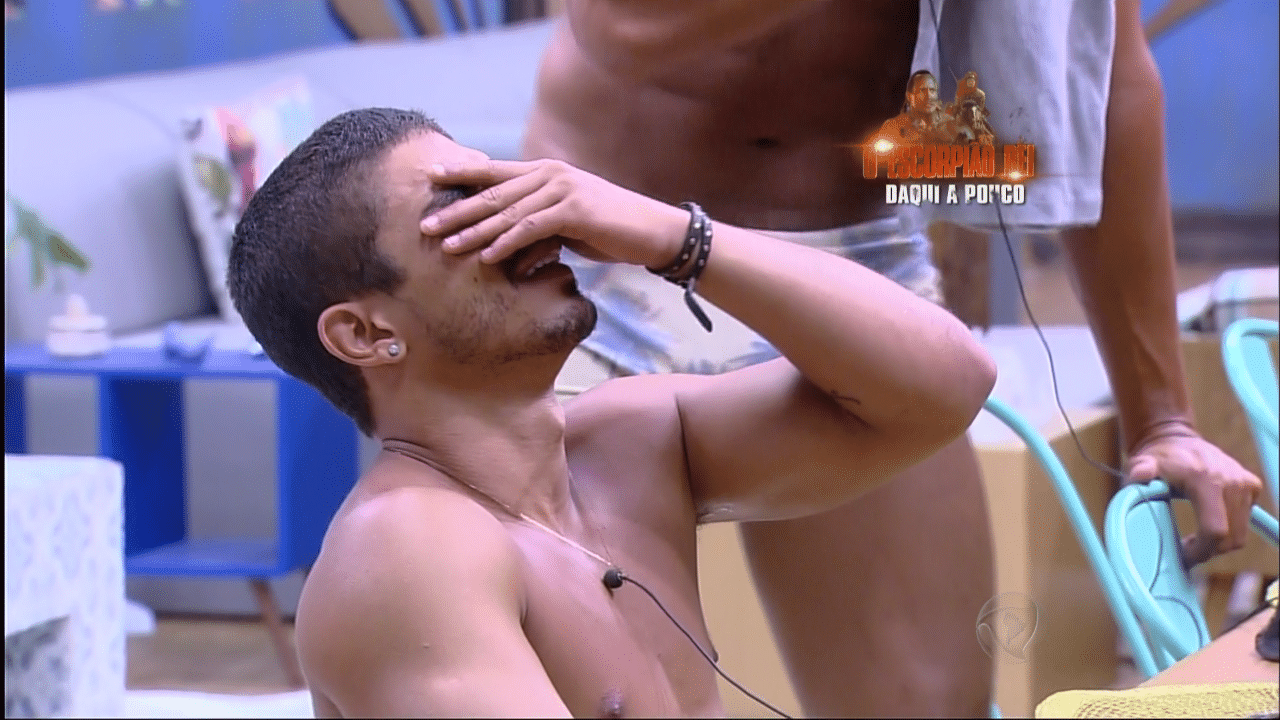 19.nov.2015 - Douglas chorou muito com a saída de Carla Prata - Reprodução/Record