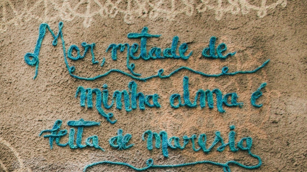 A paulista Karen Bazzeo, 30, tem usado um hobby de infância, o crochê, em instalações em muros de cidades como São Paulo e Rio de Janeiro - Lucas Hirai