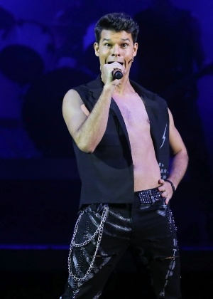 8.mar.2016 - O ator Ruy Brissac, que interpreta Dinho, o vocalista e líder dos Mamonas Assassinas, faz caras e bocas durante apresentação especial do musical - Manuela Scarpa/Brazil News - Manuela Scarpa/Brazil News