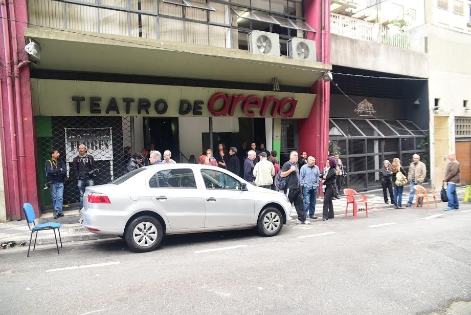 28.abr.2016- Amigos e familiares aguardam o início do velório de Umberto Magnani no Teatro de Arena Eugênio Kusnet, em São Paulo - Leo Franco/Ag.News