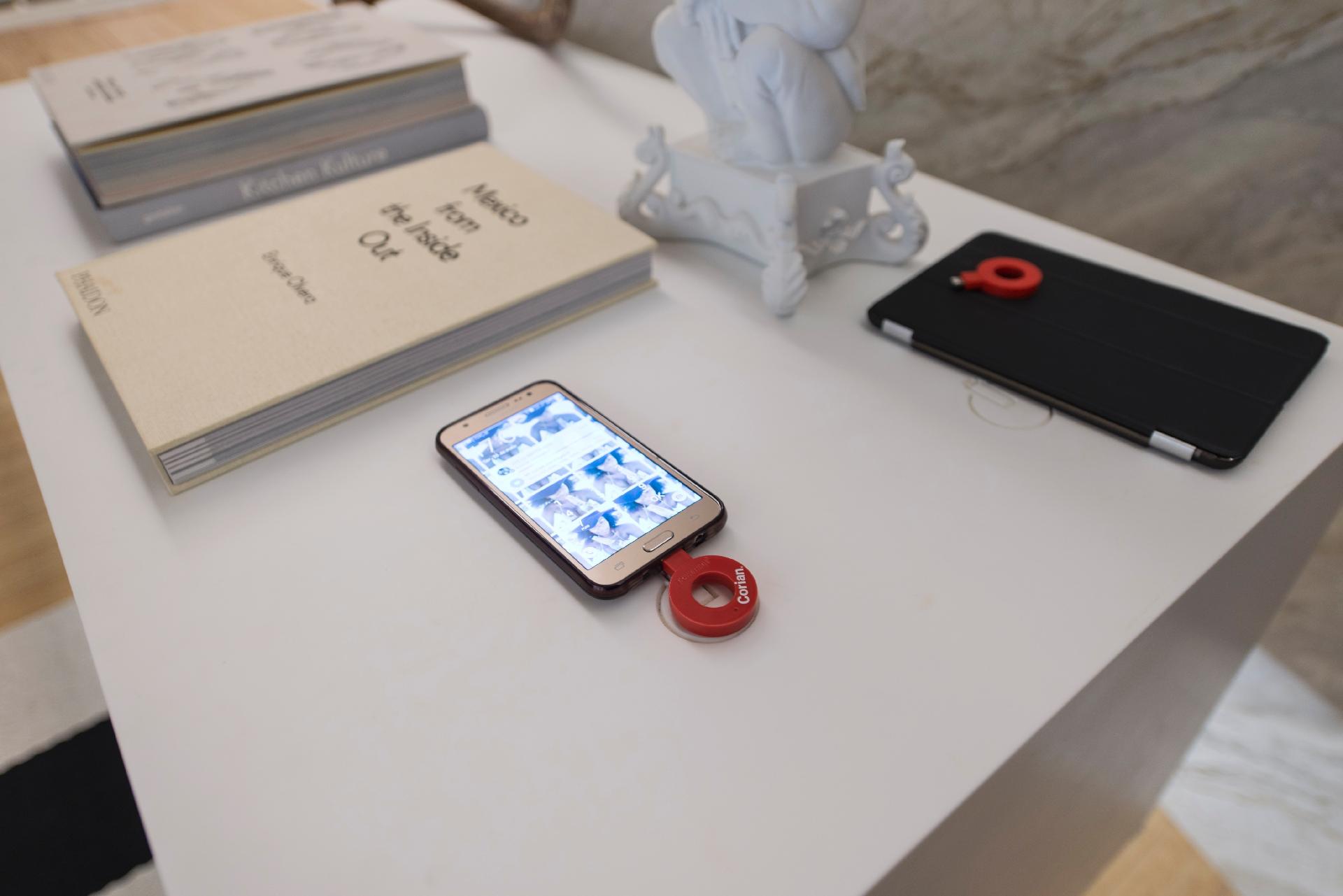 No tampo da bancada de Corian, exposta na Cozinha Gourmet, do arquiteto Guilherme Torres, há um ponto para carregar o celular: basta posicionar o aparelho, que é alimentado por indução. O espaço está na edição paulistana da Casa Cor SP, que fica em cartaz até 10 de junho de 2016, no Jockey Club - Katia Kuwabara/UOL