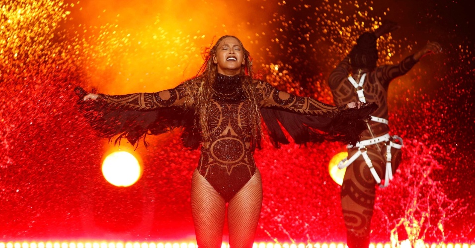 26.jun.2016 - Em uma performance marcante, Beyoncé canta a música 
