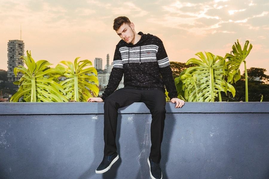 6 maneiras de deixar o look social masculino mais informal - Calça social e malha com capuz - Gabriel Quintão/UOL
