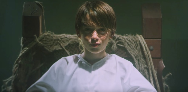 O ator Noah Schnapp em cena do clipe "LA Devotee", do Panic! at the Disco - Reprodução