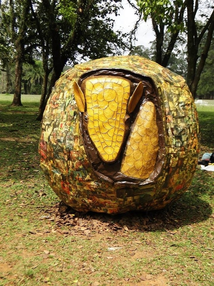 Tida Ricco usou recortes de jornais e revistas para fazer um tatu bola de papel machê; obra está exposta na Zoo Urbana, no Parque Ibirapuera, em São Paulo - Divulgação