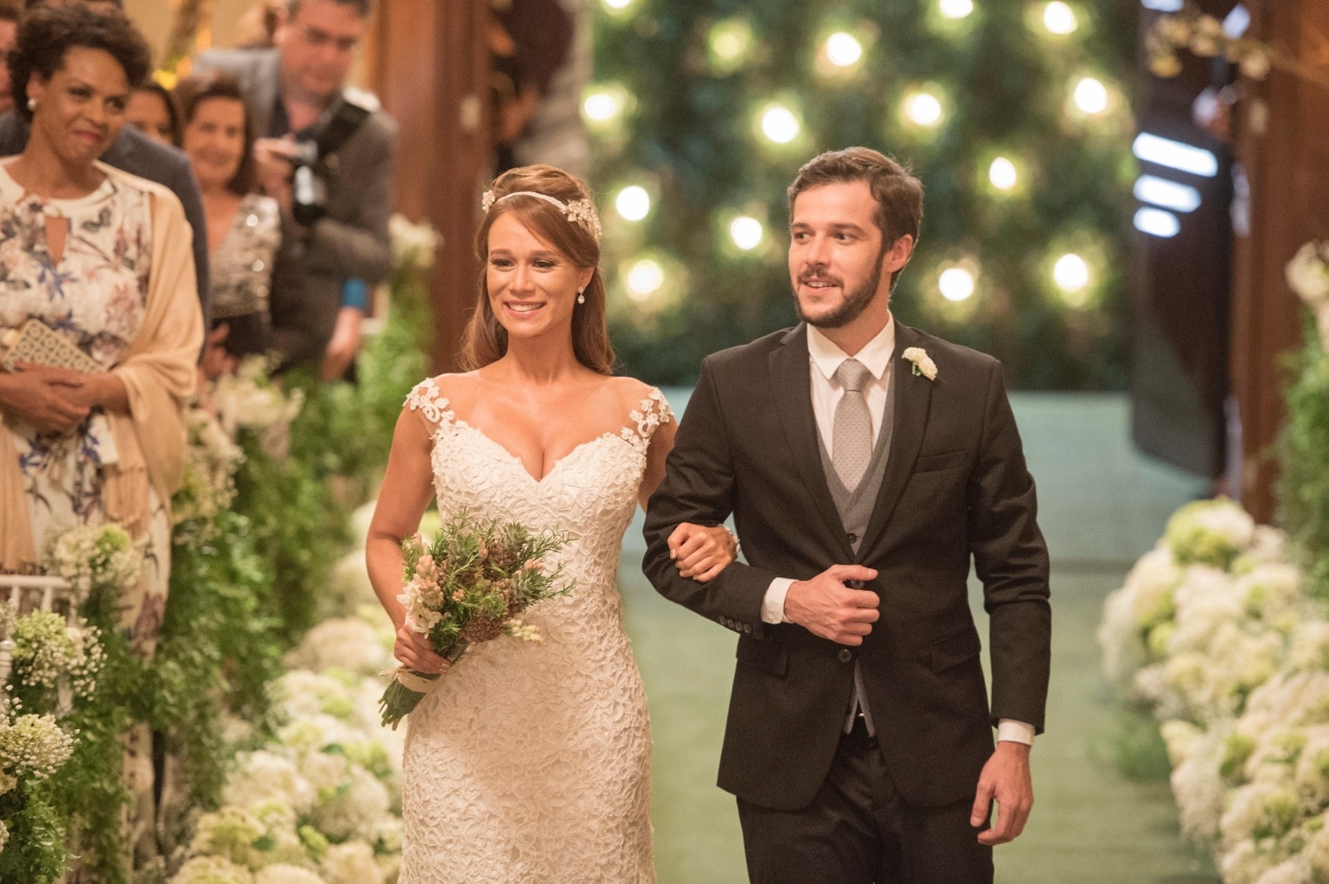 Tancinha (Mariana Ximenes) e e Beto (João Baldasserini) se casarão na novela "Haja Coração". A noiva subirá ao altar radiante, de braços dados com o irmão, Giovanni (Jayme Matarazzo). A cena irá ao ar na próxima segunda-feira (31) - João Cotta/TV Globo