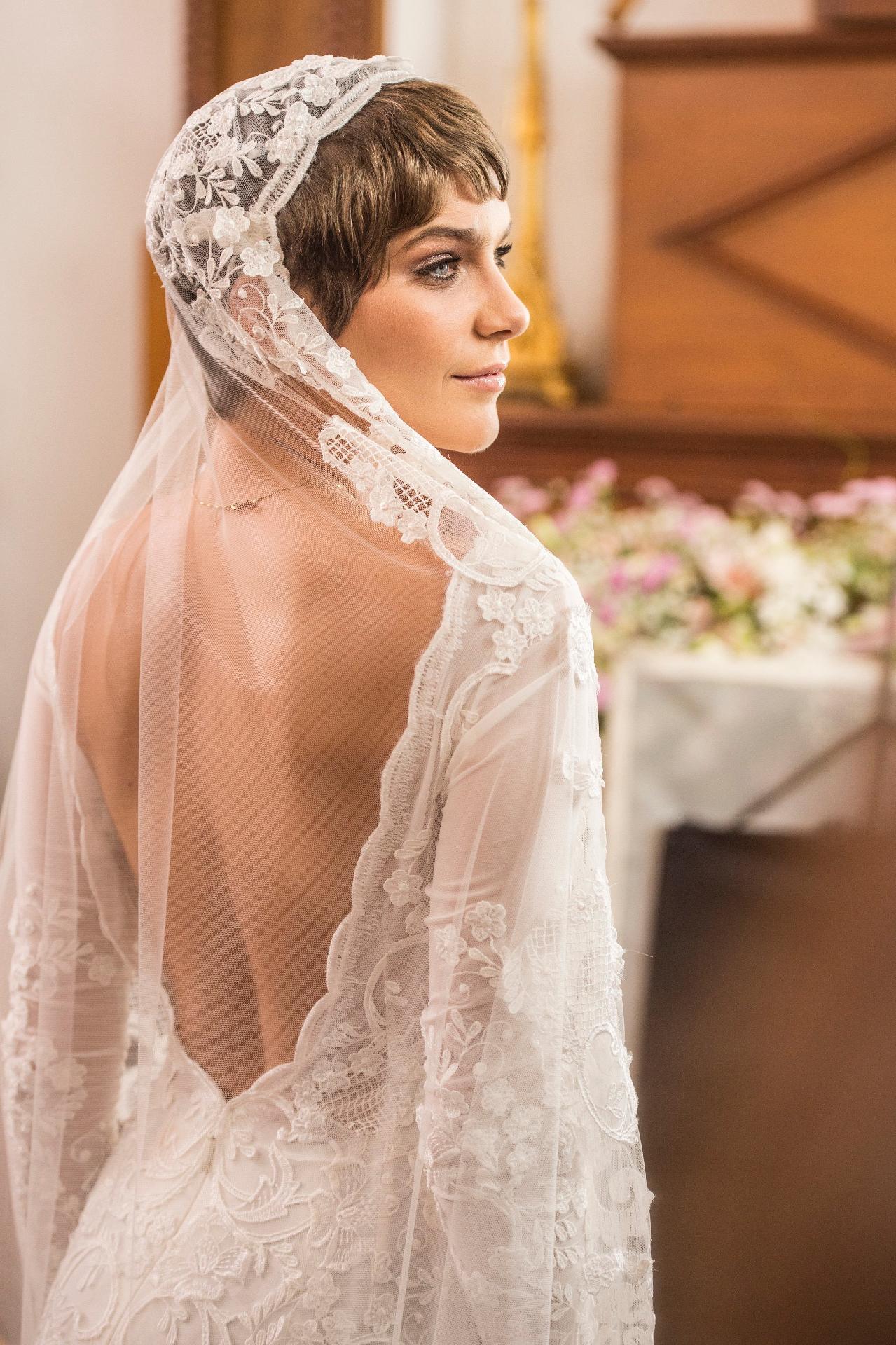 Letícia (Isabella Santoni) escolheu um vestido decotado nas costas para o casamento com Tiago (Humberto Carrão) em "A Lei do Amor" - Mauricio Fidalgo/Divulgação/TV Globo