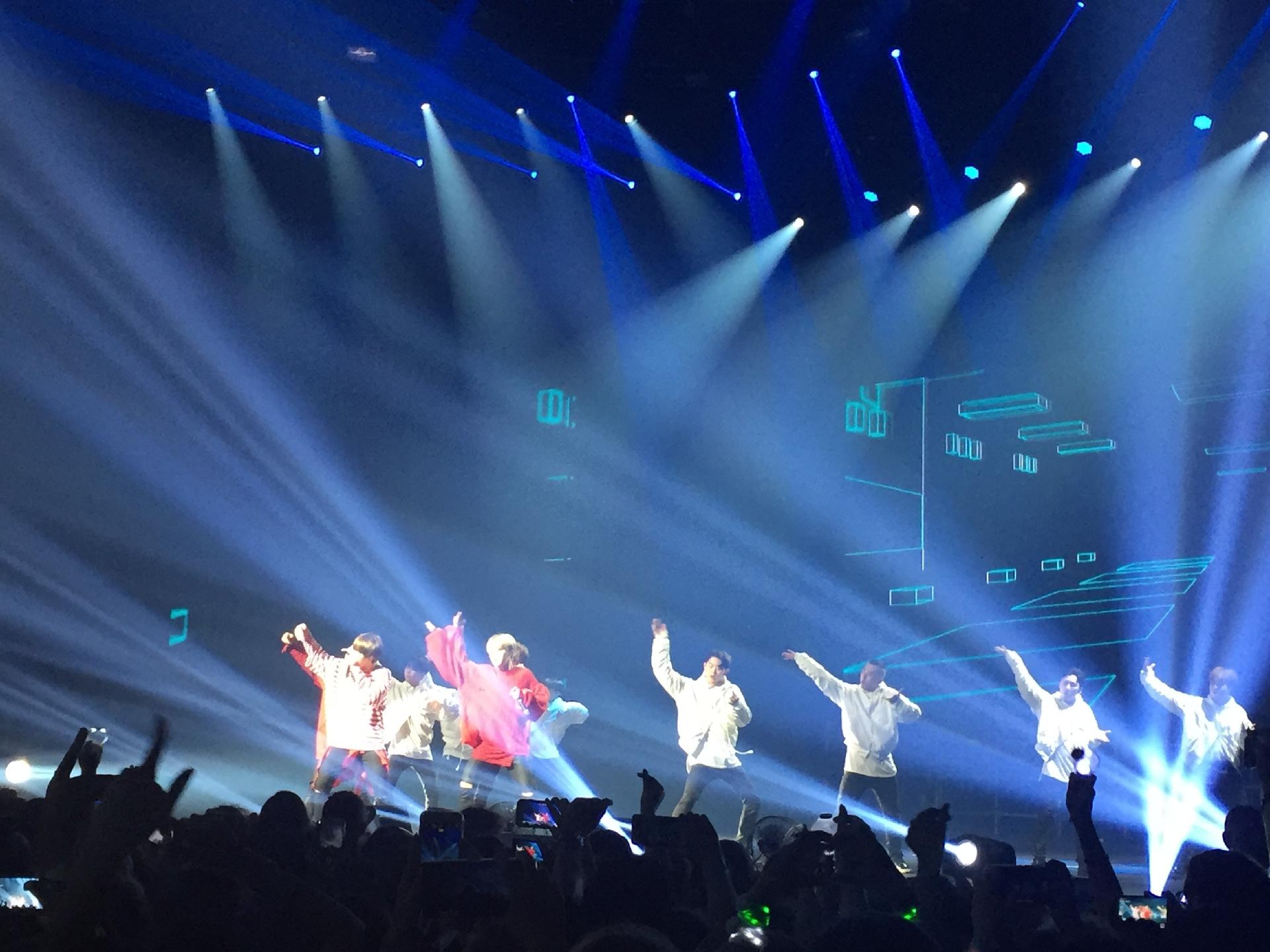 O grupo de k-pop BTS, que tem sete integrantes, também conta com oito dançarinos de apoio para a Wings Tour - Renata Nogueira/UOL