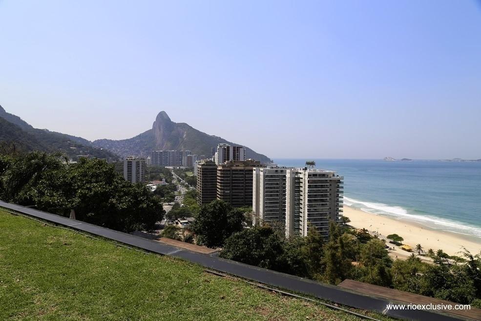 O local fica em um condomínio fechado com segurança 24 horas, ao lado do Gavea Golf & Country Club - Reprodução/ Rio Exclusive