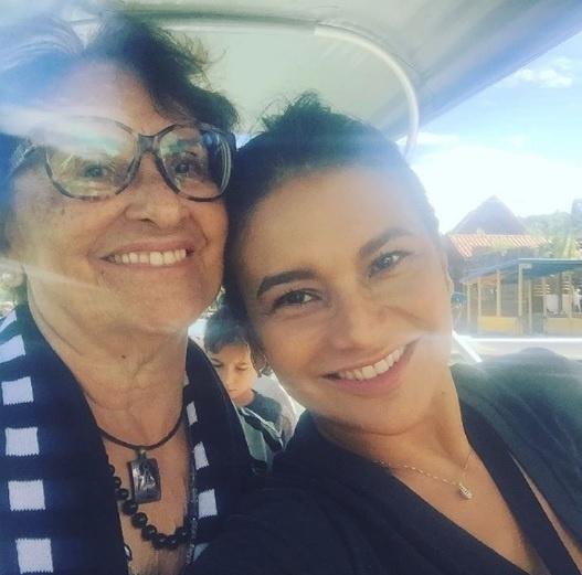 Dira Paes publicou uma selfie ao lado de sua mãe e aproveitou para desejar felicidades a todas às mamães: "Minha Mãe Flor. Todo dia é seu dia, obrigada por tudo!". - Reprodução/Instagram/dirapaesreal