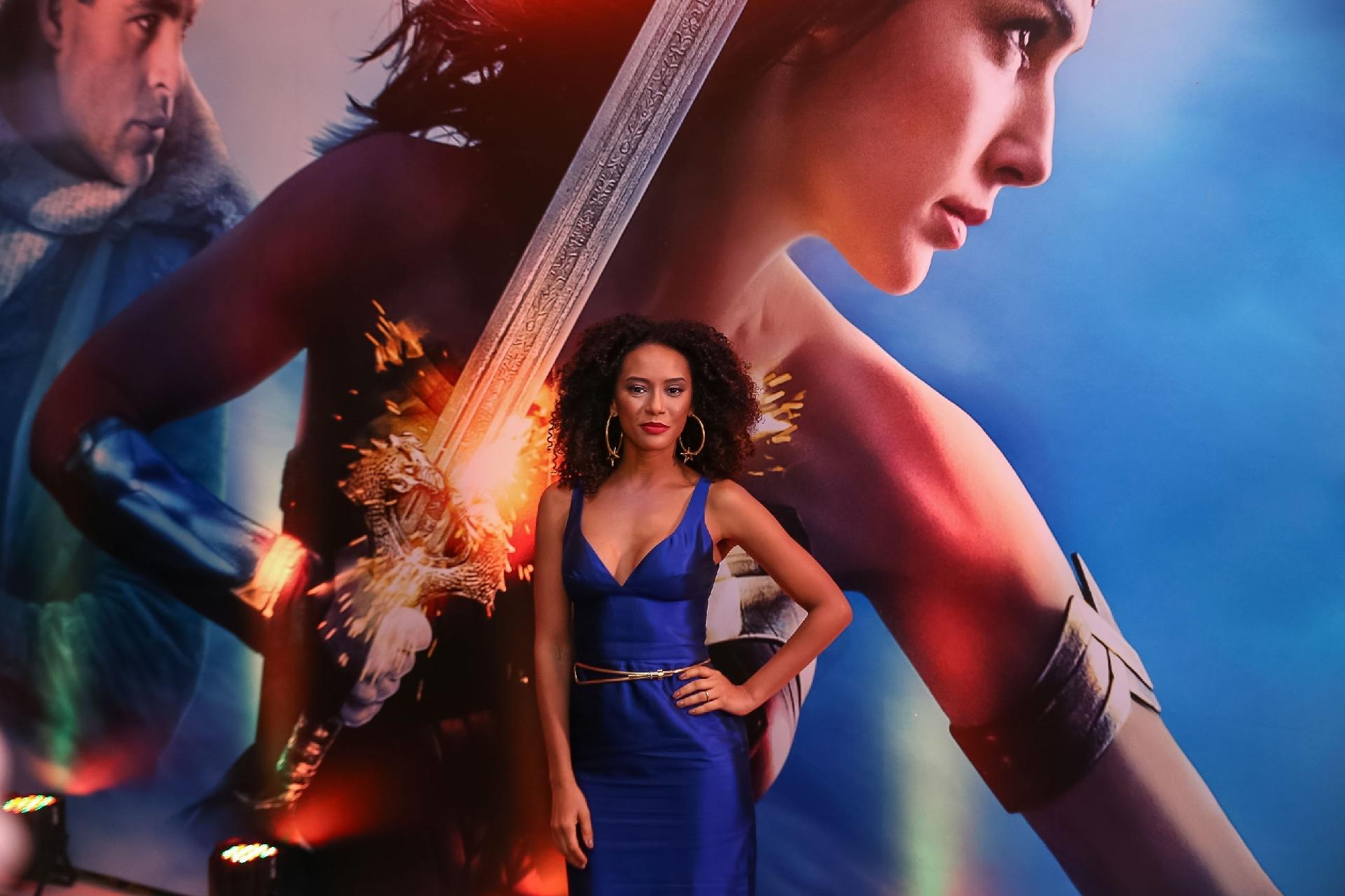 Com um look poderoso, Taís Araújo faz 'carão' no lançamento de "Mulher Maravilha" em São Paulo - Raphael Castello/AgNews