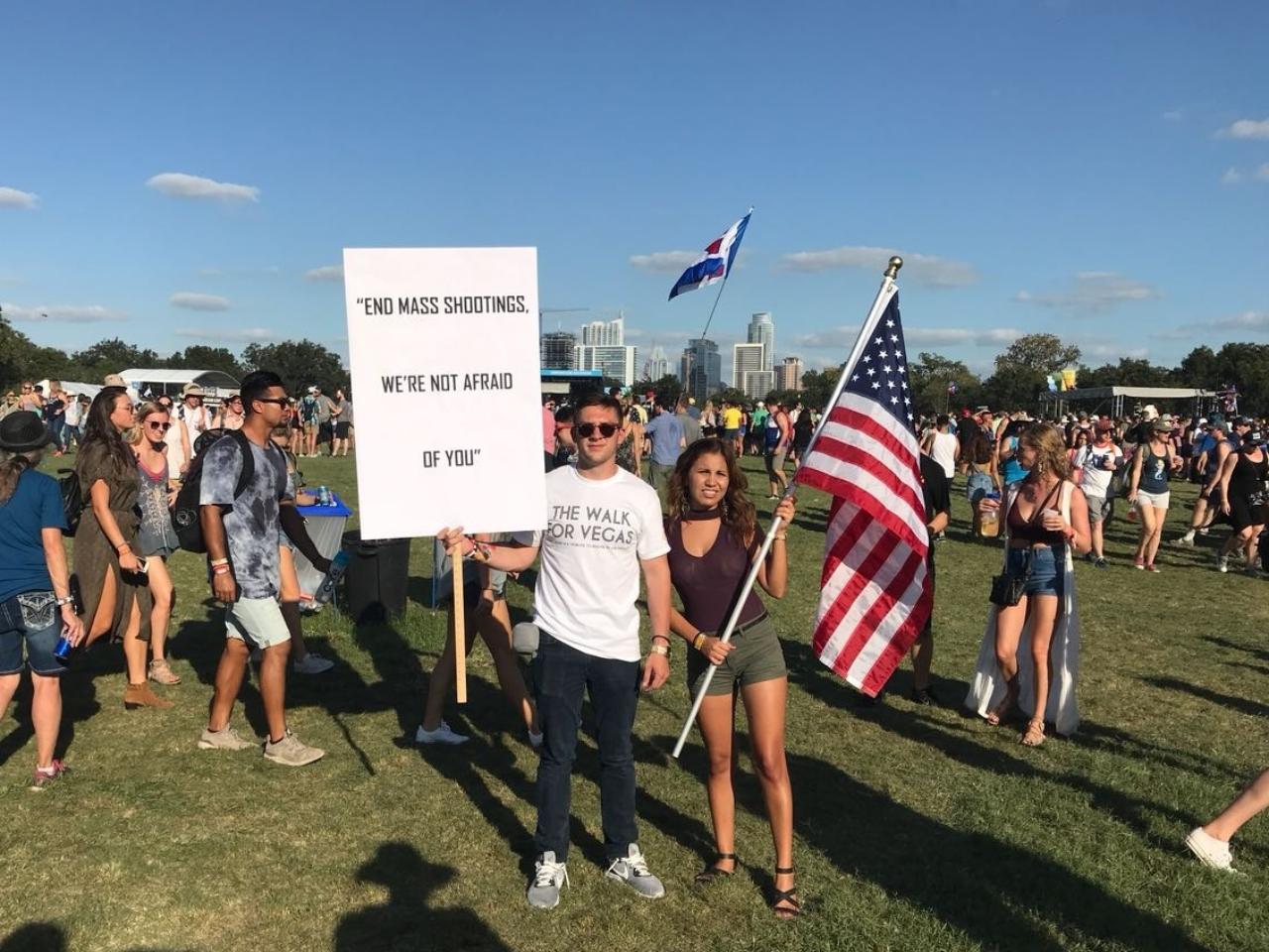 Logan, 24, de Ohio, veio ao festival com um cartaz com os dizeres ?Pare com os tiroteios em massa. Nós não temos medo de você" - Felipe Branco Cruz/UOL