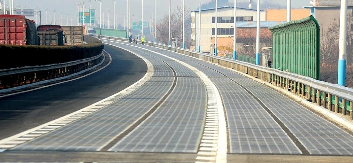 Estrada inteligente em Jinan, na China, poderá futuramente carregar carros elétricos - Getty Images