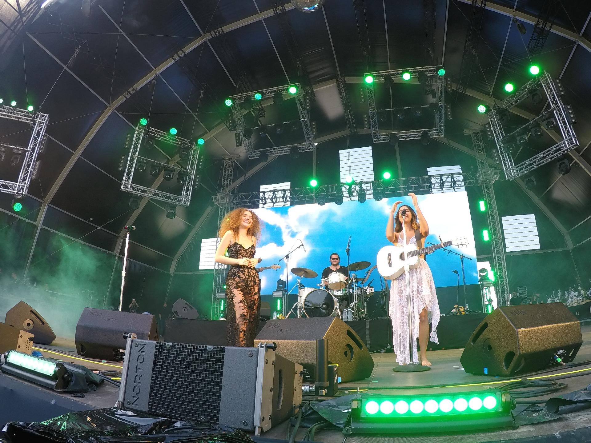 A dupla Anavitória se apresenta no palco Music Valley na abertura do festival Rock in Rio Lisboa em 2018 - Felipe Branco Cruz/UOL