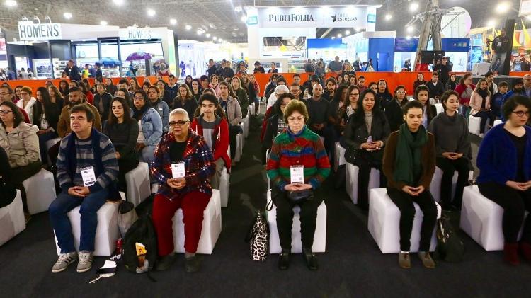 Público medita antes da palestra de Monja Coen na Bienal do Livro de São Paulo 2018 - Iwi Onodera/UOL - Iwi Onodera/UOL