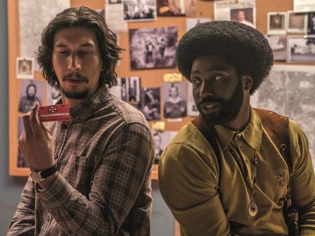 Os policiais Flip Zimmerman (Adam Driver) e Ron Stallworth (John David Washington) - Reprodução