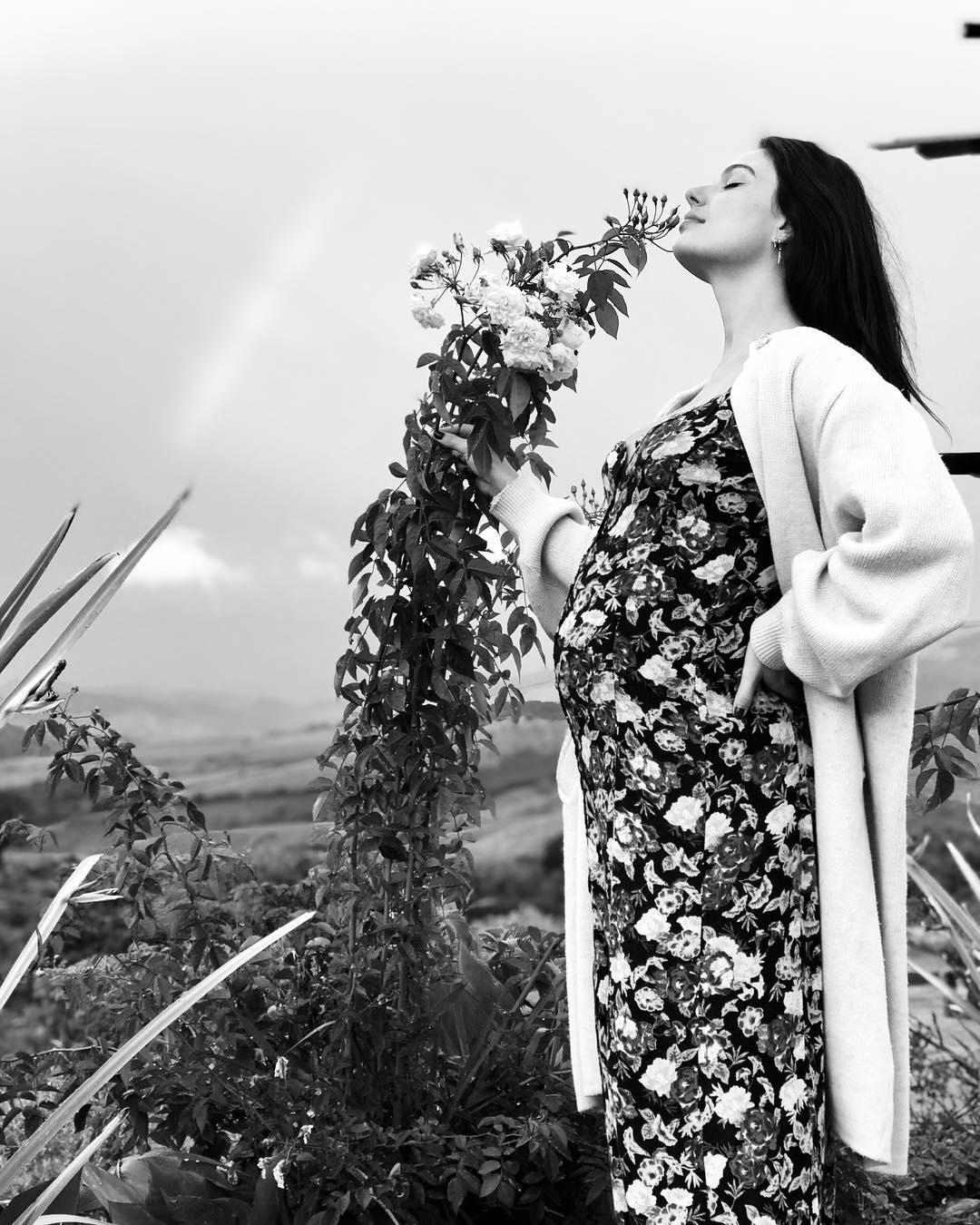 Vestidos e barriga de fora: os truques de look de Isis Valverde na gravidez - Reprodução/Instagram/@isisvalverde