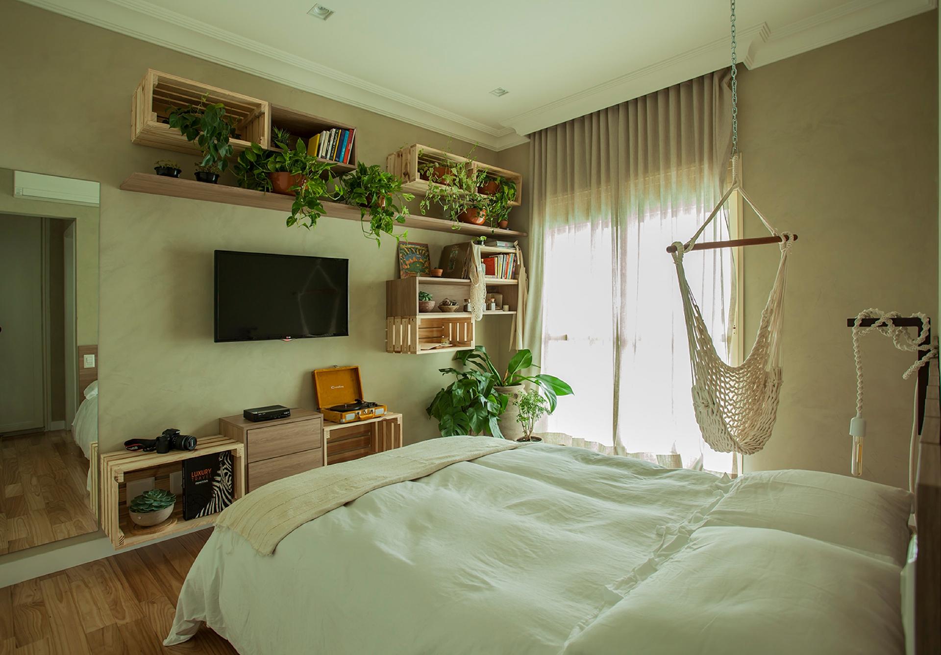 Um quarto repleto de plantas e com uma decoração incomum. O pedido da jovem moradora foi atendido pela arquiteta Karina Korn, que investiu em caixotes naturais, parecido com os de feira, em vez de uma estante comum. Neste ambiente, quem dá o tom são as plantas jiboia, árvore da felicidade, pacova, costela de Adão e suculentas. Tratam-se espécies resistentes, muito bem-vindas em ambientes fechados - Eduardo Pozella | Divulgação