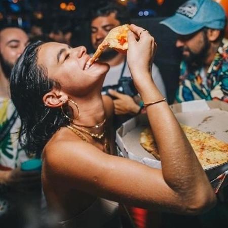 Bruna Marquezine comendo pizza no meio da balada, em Fernando de Noronha - Reprodução/Instagram