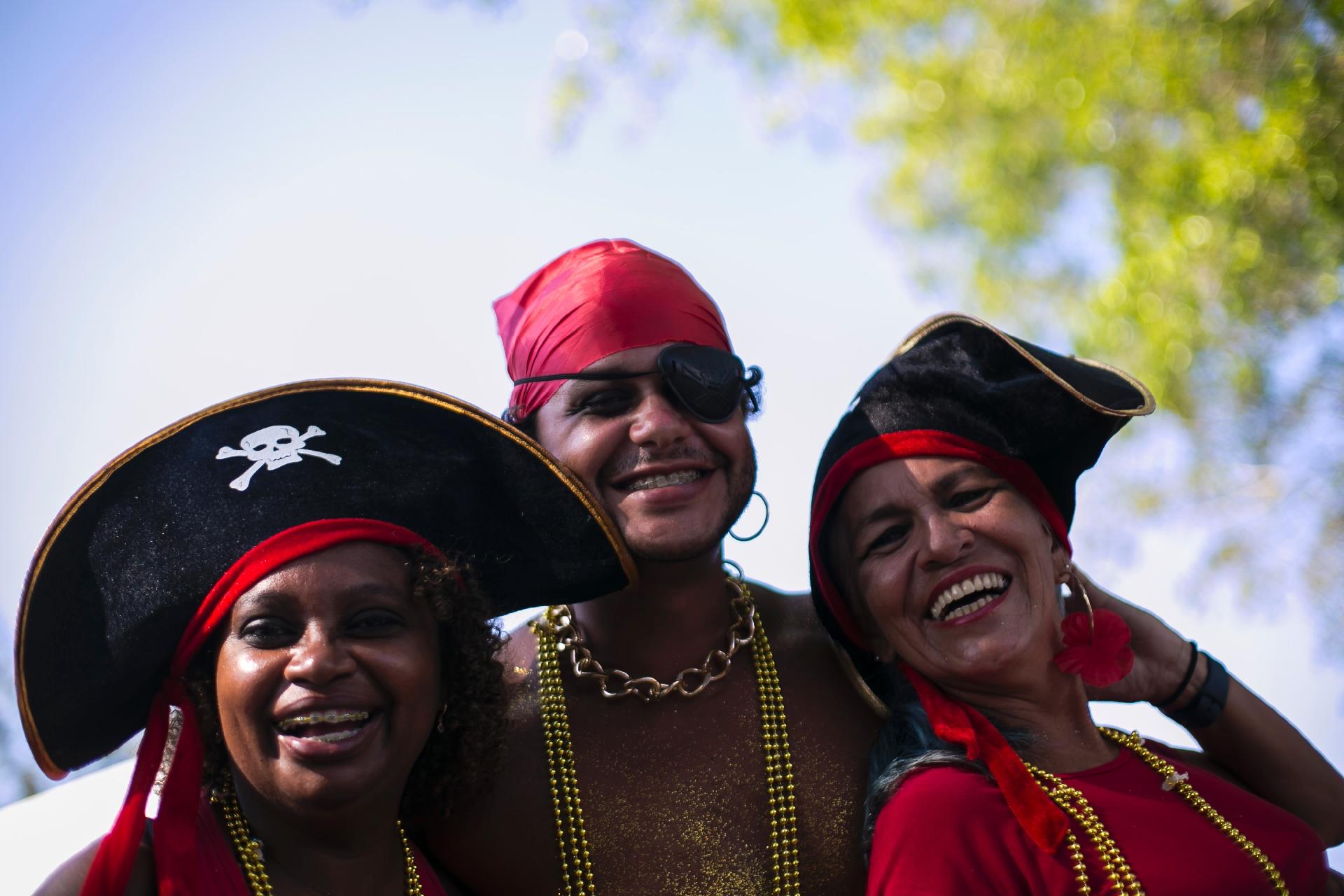 Foliões vão com a tradicional fantasia de pirata para curtir o pré-carnaval da Orquestra Voadora - Bruna Prado/UOL