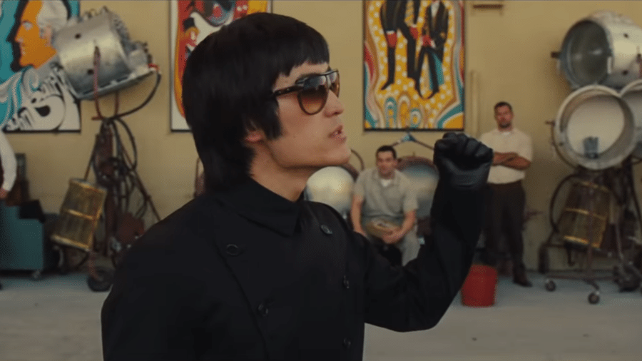 Mike Moh como Bruce Lee em cena de "Era Uma Vez em Hollywood" - Reprodução