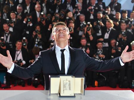 O ator Antonio Banderas vence prêmio em Cannes - Alberto Pizzoli/AFP