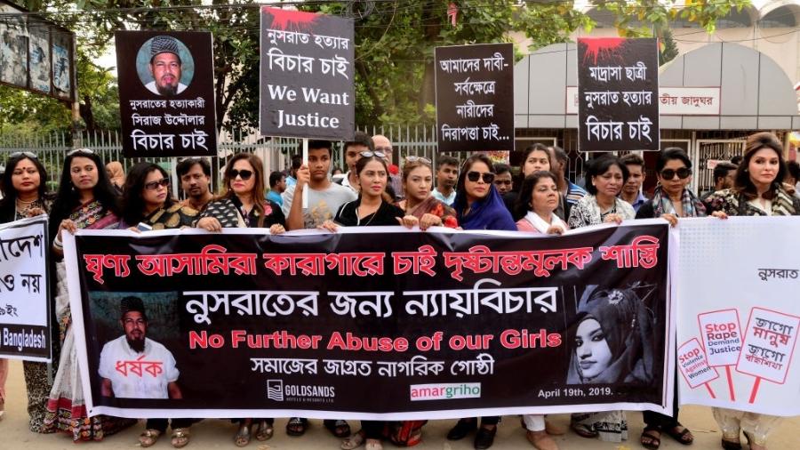 População de Bangladesh protesta após a morte da jovem Nusrat Jahan Rafi, que foi assassinada após denunciar caso de assédio sexual - Mamunur Rashid/NurPhoto/Getty Images